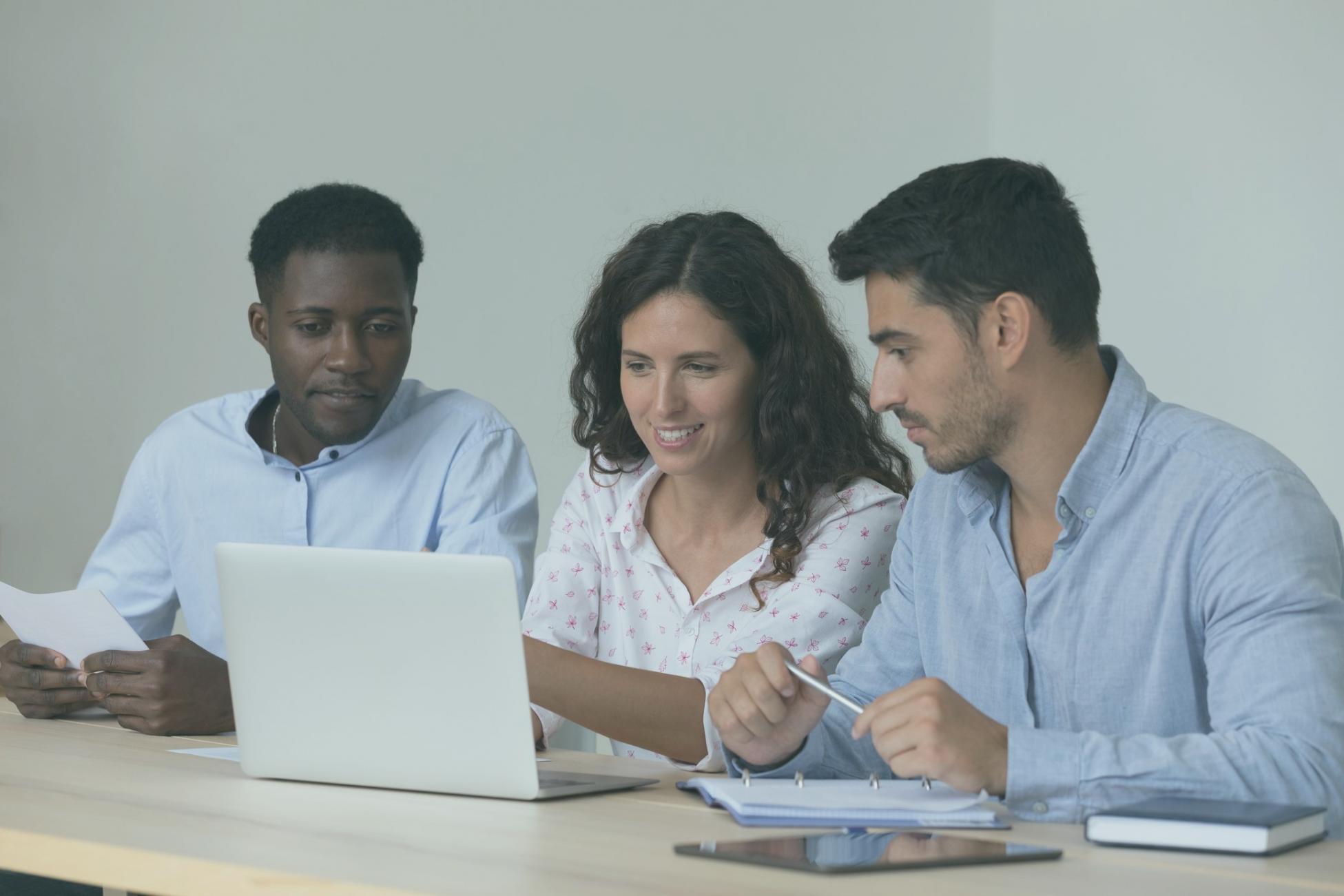 Fachkräfte in einem beruflichen Kommunikationstraining