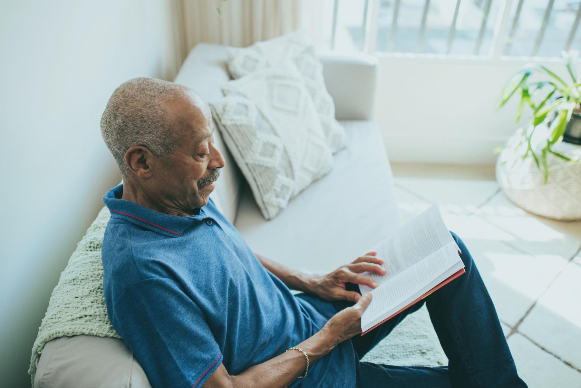 Trainer gibt individuelles Feedback während einer Gruppensitzung